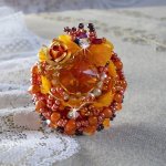 Bague Les Rêves d'Acapulco brodée avec un cabochon octogonale serti à laquelle s'ajoute perles rondes nacrées, ruban organza, toupies et rocailles sur bague en laiton Bronze pour un style ethnique